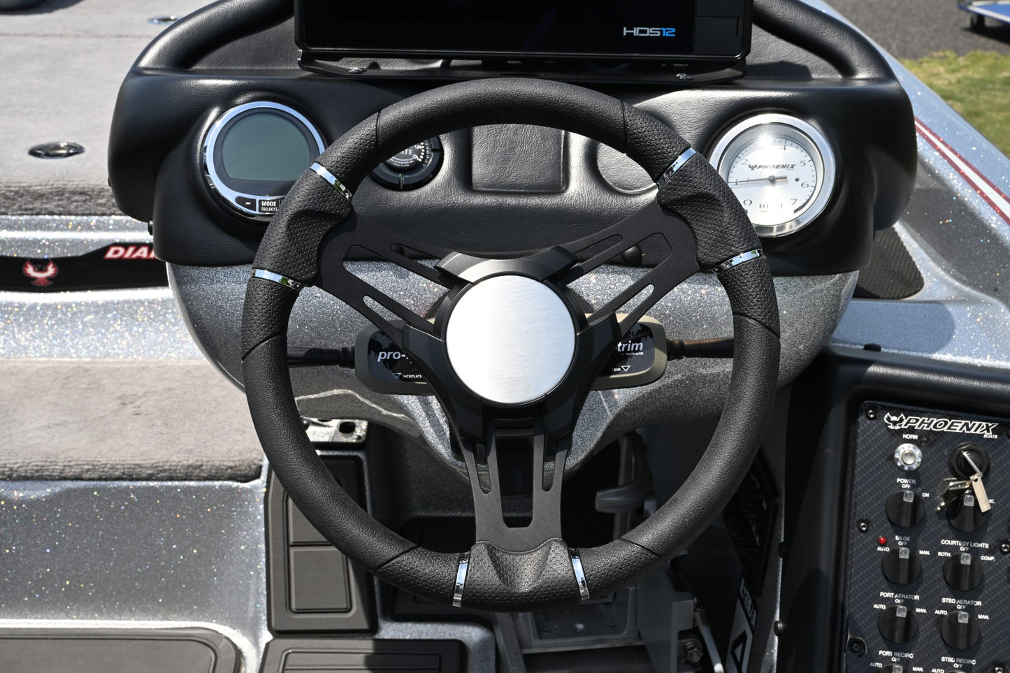 ステアリングホイールGussi Verona Black Brushedアルミスポークプレーンクローム　0127