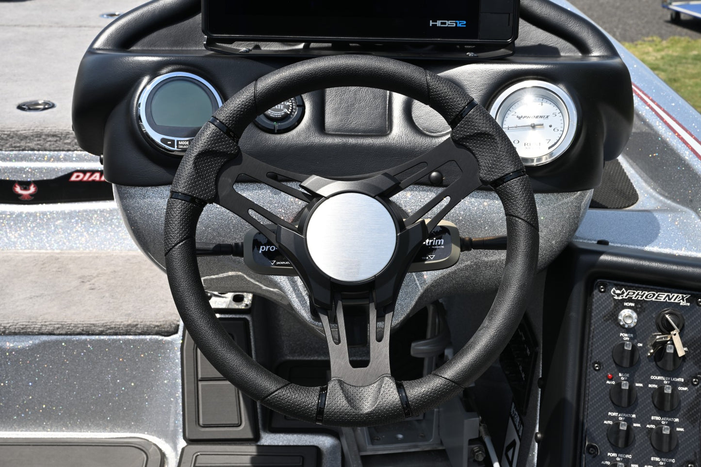 ステアリングホイールGussi Verona Black Brushedアルミスポークプレーンブラック　0128