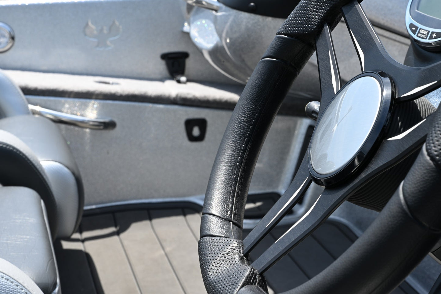ステアリングホイールGussi Molinara Steering Brushedﾌﾞﾗｯｸ　0113