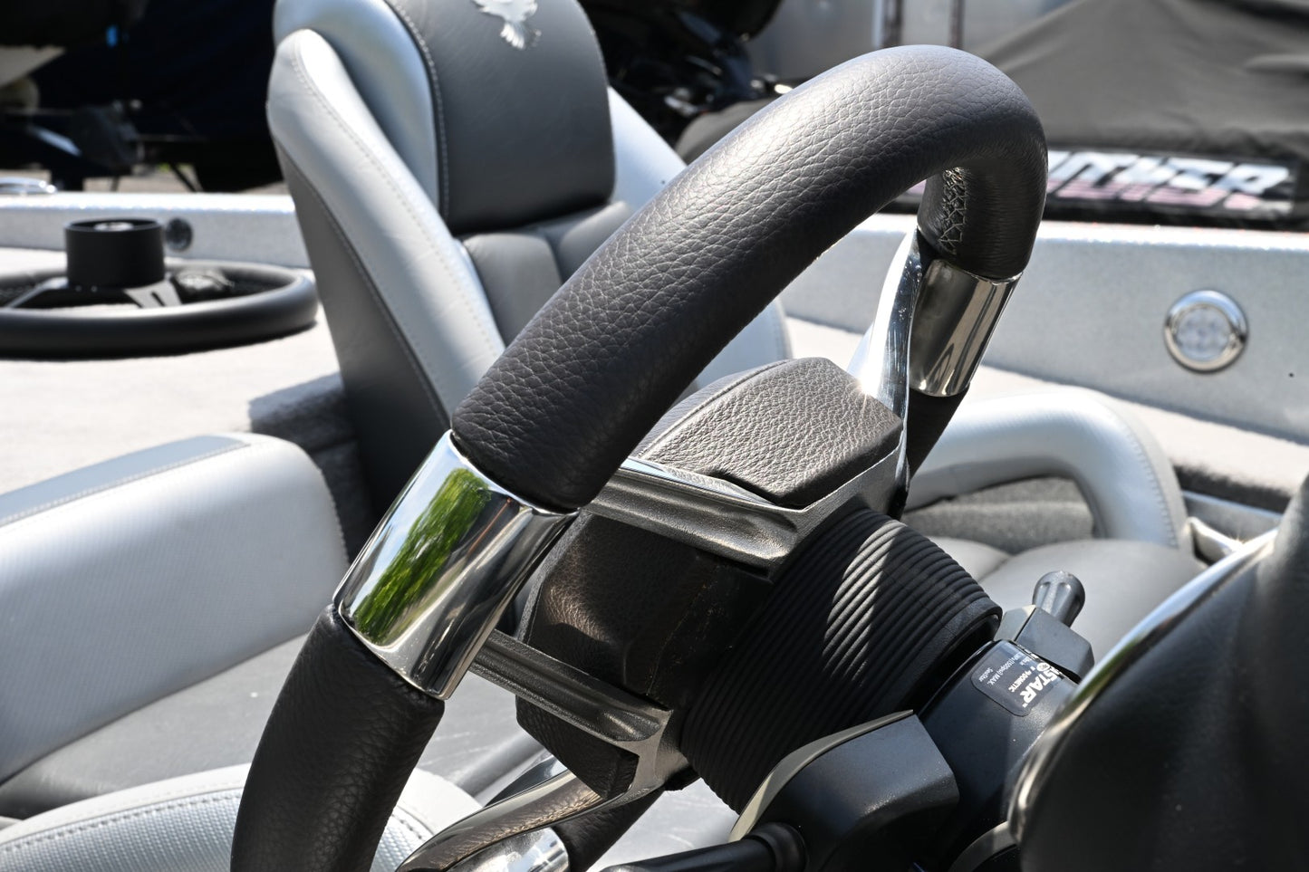 ステアリングホイールGussi Model 700B レザーポリッシュステンレススポーク　0129