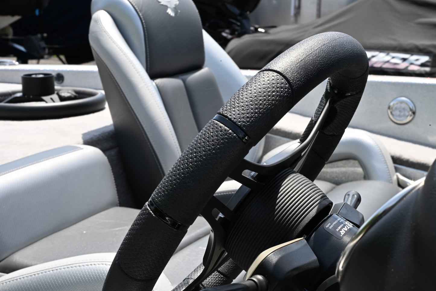 ステアリングホイールGussi Verona Black Brushedアルミスポークプレーンブラック　0128